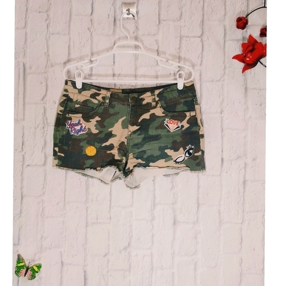 No Boundaries Camo Frayed Hem Patched‎ Denim Short - Picture 1 of 5